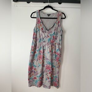 Casual floral dress with deep pockets